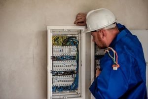 hiring a professional electrician milwaukee wi